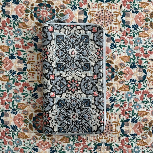 Vera Bradley Travel Organizer Wallet - Picture 1 of 5